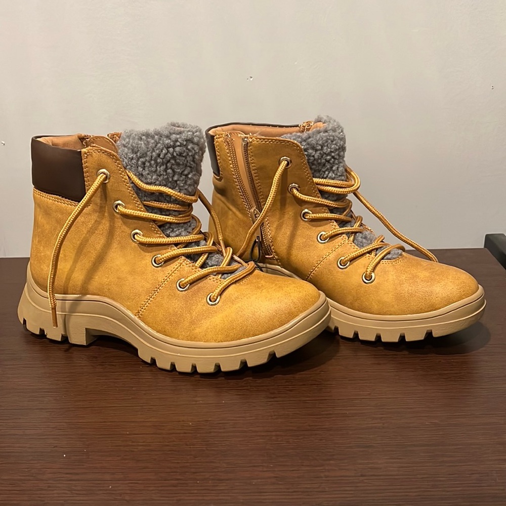 Me too boots - hiking boots - fall and winter boots - tan women fall fashion